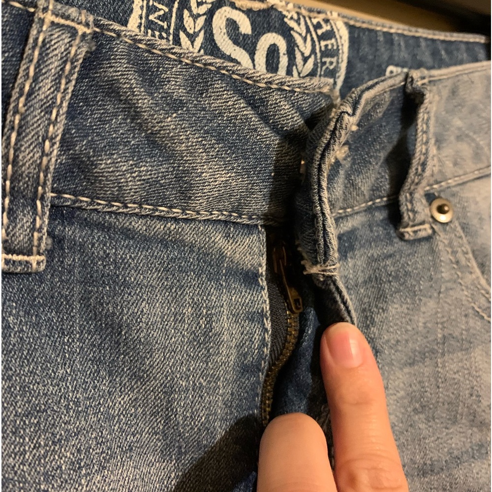 SO: Light/medium wash “shortie” shorts - Picture 3 of 5